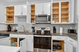 2 BR Apt |King Bed |Pool |Gym| Clse 2 BeachMayo