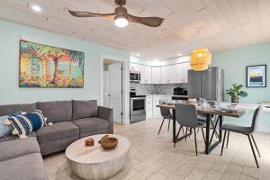 Sea Escape - Pet Friendly, Located in Siesta Key Village, Steps to Siesta Key Beach!