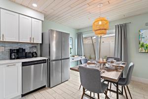 Sea Escape - Pet Friendly, Located in Siesta Key Village, Steps to Siesta Key Beach!