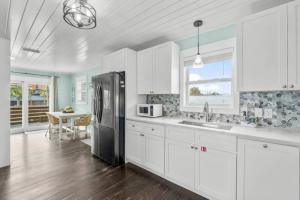 Newly Renovated 2 Bedroom Beach House Free Parking