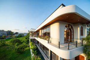 New Luxury villa walk to Atlas, Finns and Berawa beach