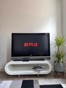 Brand-new flat, King Bed, Sofa Bed with full kitchen, Wi-Fi, self check-in Central location near everything