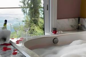 Cabana romântica com Jacuzzi ao lado de Gramado