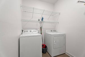 Cozy 1 BR Apt |King Bed| Pool |Gym| Close 2 Beach.