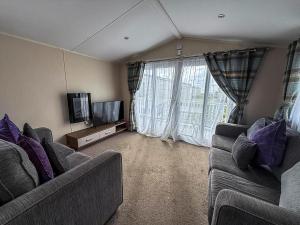 Caravan With Large Decking At Coopers Beach Holiday Park Ref 49012Sv