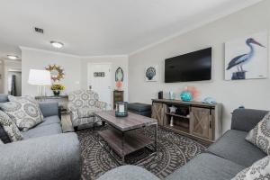 Pelican Cliff breathtaking view less than a mile to beach