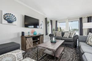 Pelican Cliff breathtaking view less than a mile to beach