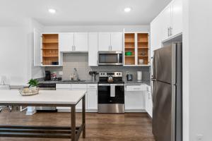 Chic 1BR Apt| King Bed| Pool| Gym| Close 2 Beach.