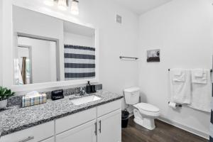 Chic 1BR Apt| King Bed| Pool| Gym| Close 2 Beach.