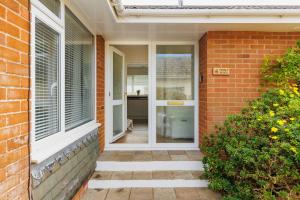 Pebble Beach - Modern Pet-Friendly Bungalow, Short Walk to Bembridge Beach