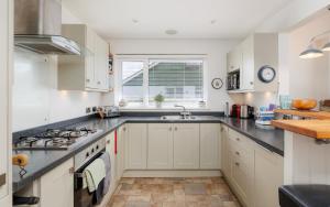 Pebble Beach - Modern Pet-Friendly Bungalow, Short Walk to Bembridge Beach