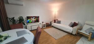 Spacious appartment in green area, 5 km to Khreschatyk