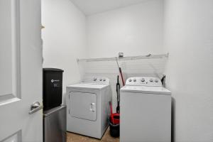 Nice 2 BR Apt|King Bed|Pool |Gym|Clse 2 BeachMayo