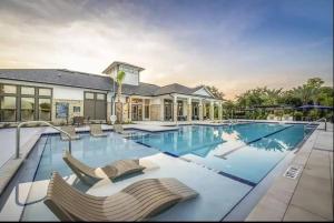 Nice 2 BR Apt|King Bed|Pool |Gym|Clse 2 BeachMayo