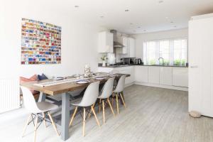 Modern Family Retreat Nr Beaches and Marina