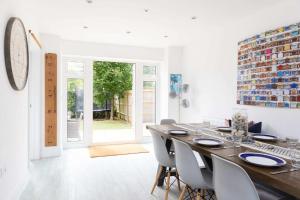 Modern Family Retreat Nr Beaches and Marina