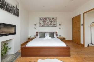 Spacious 4-Bed Near City & Sea