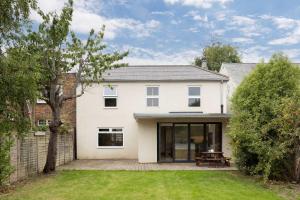 Spacious 4-Bed Near City & Sea