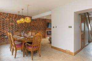 Spacious 4-Bed Near City & Sea