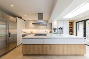 Spacious 4-Bed Near City & Sea