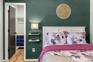 Back-40 Retreat with Hot Tub & Bike Garage