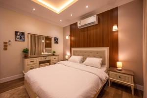 شقة فاخرة بجوار الياسمين مول وأمام حديقة الياسمين