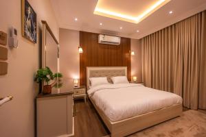 شقة فاخرة بجوار الياسمين مول وأمام حديقة الياسمين