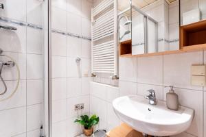 FeWocation Bremerhaven - Bright 1BR Apt with Balcony and Parking