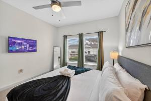 Stylish 1BR Apt| King Bed| Pool | Close to Beach