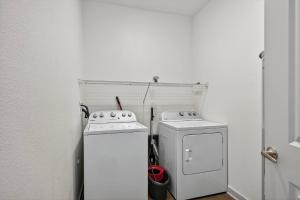 Stylish 1BR Apt| King Bed| Pool | Close to Beach