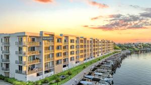 Waterfront, Pet-Friendly Condo with Pool, Spa, and Fitness Center near Downtown Sarasota