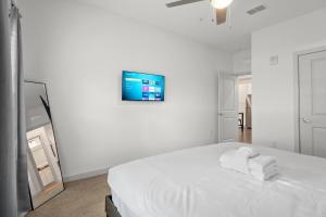 Spacious 1 BR Apt|King Bed| Pool|Gym|Clse 2 Beach.