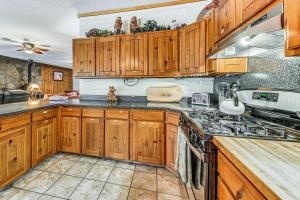 Spacious Alto House on 8 Private Acres with Hot Tub!