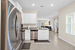 Large 3BR Townhome| Pool | Gym | Close to Beach.