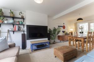 Charming 2-Bed Home in Stonehouse