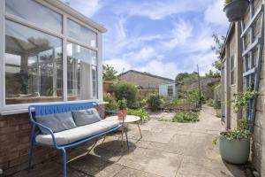 Charming 2-Bed Home in Stonehouse