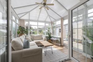 Charming 2-Bed Home in Stonehouse