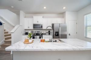 Modern 2 BR Townhome | Close 2 Beach.