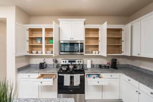 Upscale 3BR Townhome|Game Table|Pool|Close2 Beach.