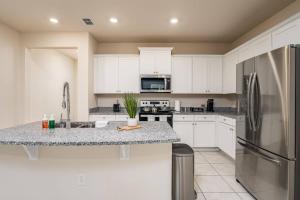 Upscale 3BR Townhome|Game Table|Pool|Close2 Beach.