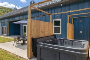 New BarndoKing BedsHot TubAmple Level Parking