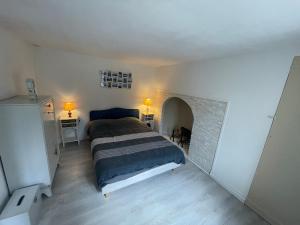 Maison au bord de la Creuse, vue sur le pont Roby