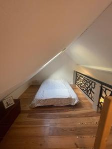 Maison au bord de la Creuse, vue sur le pont Roby