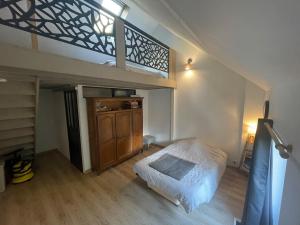 Maison au bord de la Creuse, vue sur le pont Roby