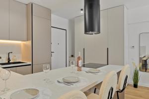 Maroon New Modern 1 king Bed Apartment for bussiness and leisure in One Cotroceni