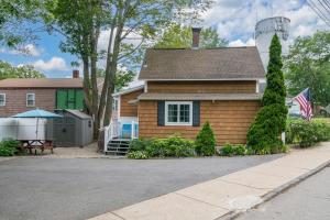 Charming Centrally Located Seaside Retreat