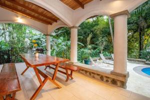 Villa Monos, 2BR Home, 1BR Guest House and Pool