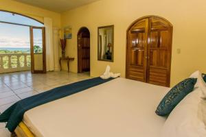 El Capuchin, 2BR Ocean View Apartment, Central Location