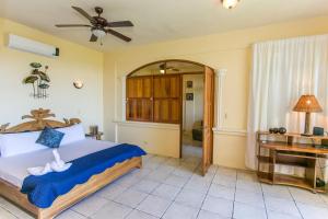 El Capuchin, 2BR Ocean View Apartment, Central Location