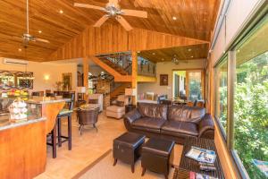 Casa Sophia A Cozy, Treetop, Sea View Gem